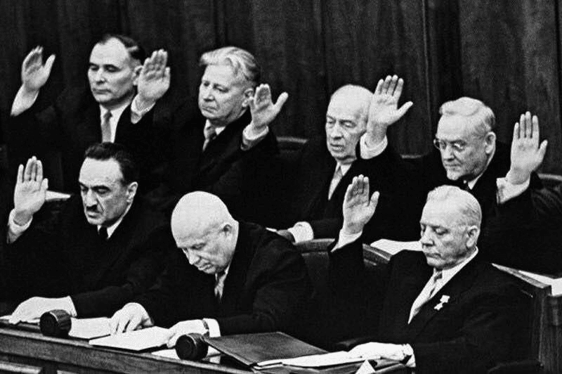 La votazione che portò alla deposizione di Krusciov.