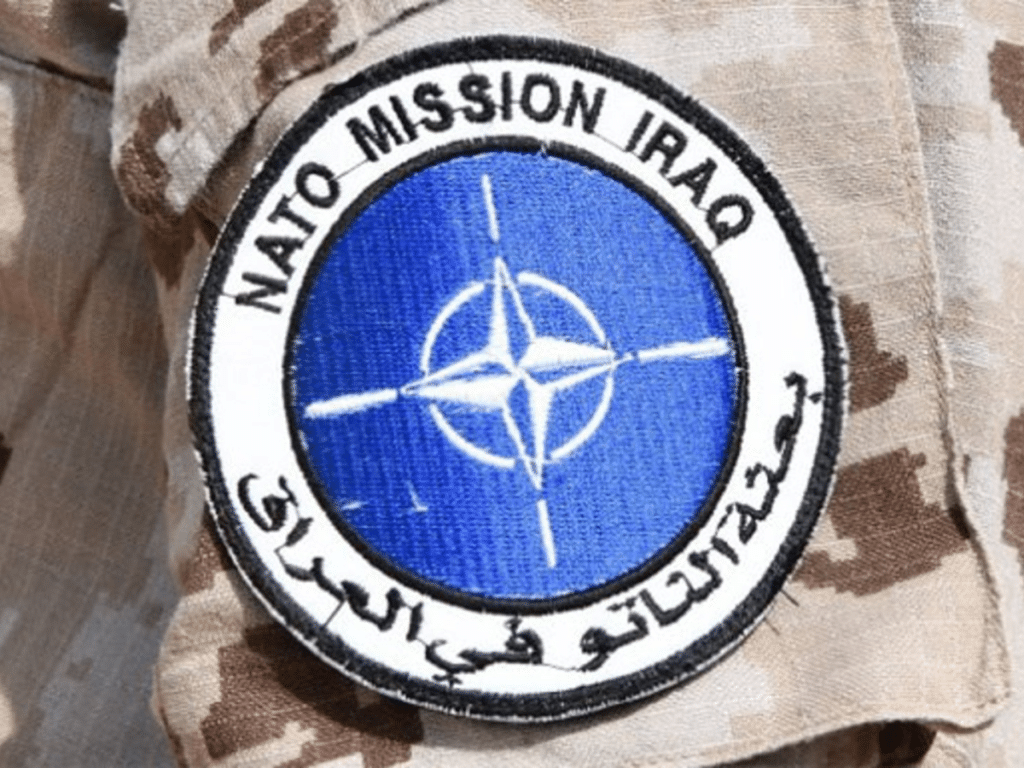 La "patch" della missione NATO in Iraq.