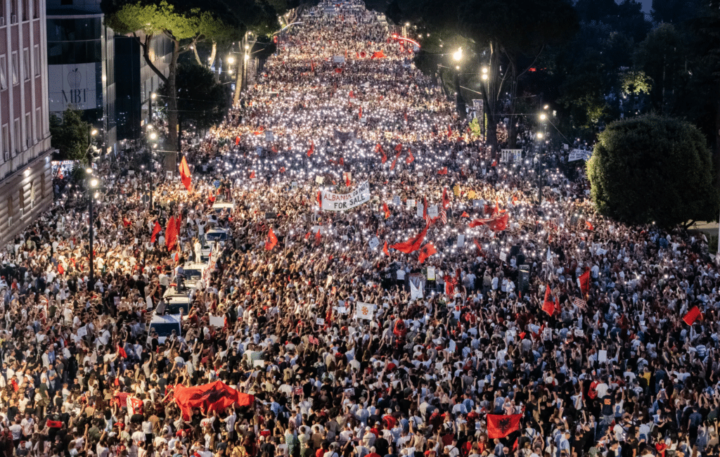 Un'immagine delle proteste che hanno avuto luogo in Albania.