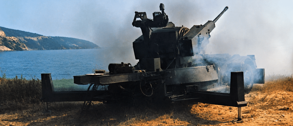 Il sistema ARTEMIS 30 AA in azione: i cannoni Model F da 30 mm hanno 500 colpi "pronti per l'uso". Il ritmo di fuoco è 800-925 colpi/min. Le munizioni sono del tipo TP, HEI, Tracer SD, Fused-APDS, APHEI.