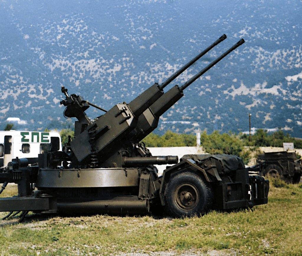 Il sistema ARTEMIS può essere equipaggiato con apparati sofisticati per la direzione, come un mirino diurno/notturno accoppiato a un telemetro laser. Fino a sei sistemi di cannoni binati possono essere controllati dal Battle Co-ordinator Post e dall'Acquisition Radar System.