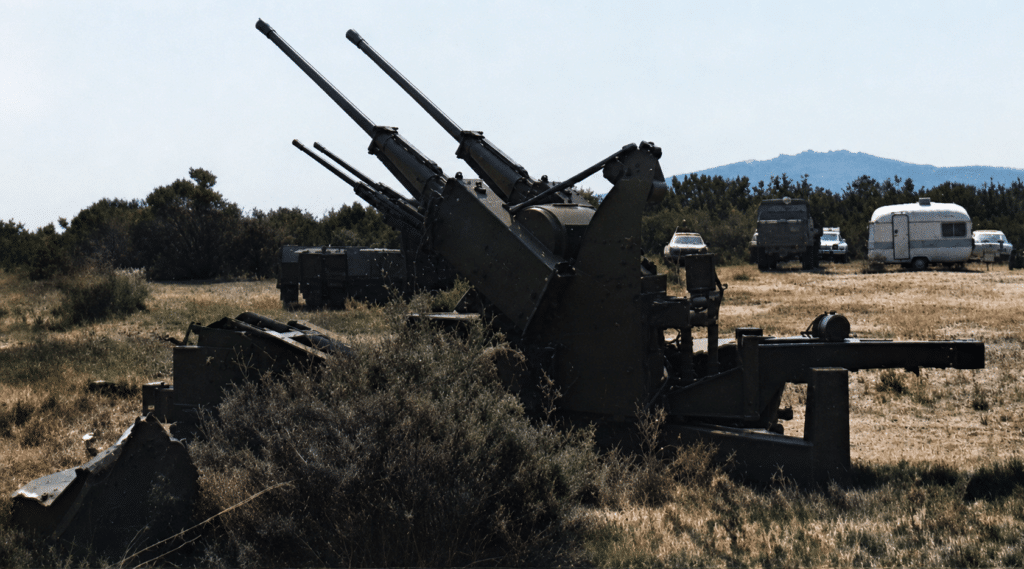 Due batterie ARTEMIS in posizione: la Battle Co-ordination e l'Acquisition Radar System si trovano dietro il rimorchio con un equipaggio di due operatori che hanno a loro disposizione un sistema computerizzato di comando e controllo.