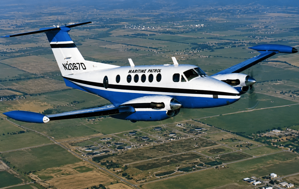 un Beechcraft MARITIME PATROL 200T: equipaggiato con un sistema di navigazioen Loran, radiocomunicazioni VHF-FM/UHF, FLIR, LLLTV (Low Light Level TV), un calcolatore per navigazioen tattica e uno schermo multispettrale. Esso ha un'autonomia da pattugliamento di 1.790 miglia marine a 227 nodi. È potenziato da due turboeliche canadesi Pratt & Whitney PT6A-41 da 850 HP che permettono una velocità massima da crociera di 536 km/h a 3.655 m.