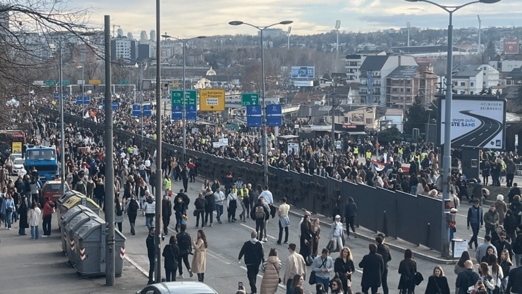 La partita della Serbia: manifestanti bloccano lo svincolo di Autokomanda a Belgrado (27 gennaio 2025).