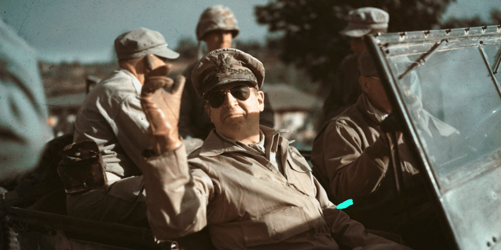 Il generale USA Douglas MacArthur in una foto d'epoca.