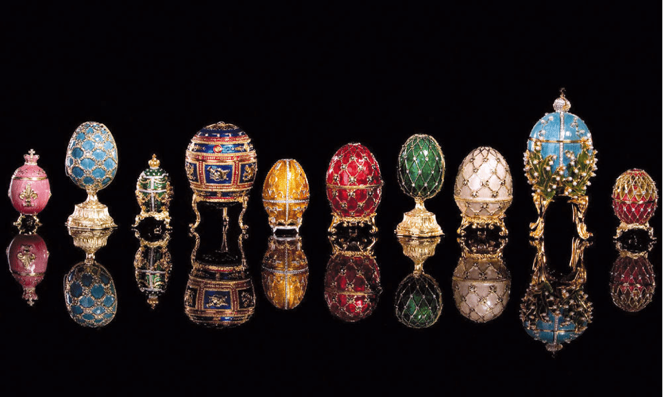 Una preziosa raccolta di uova Fabergé.