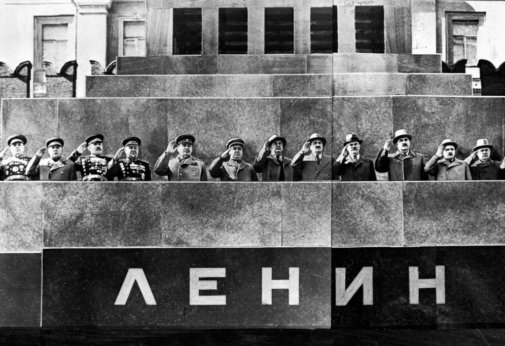 L'intera leadership sovietica riunita attorno a Stalin presso il Mausoleo di Lenin a Mosca per la parata militare dell'8 maggio 1950.