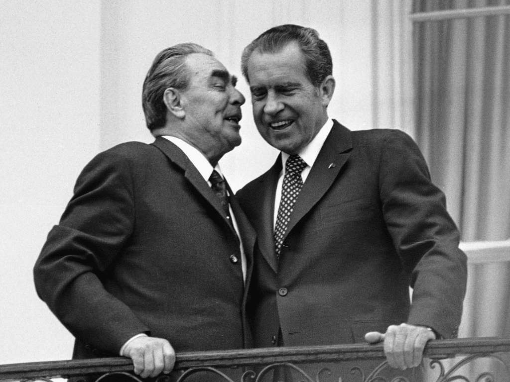 Leonid Brezhnev(a sinistra) e Richard Nixon (a destra).