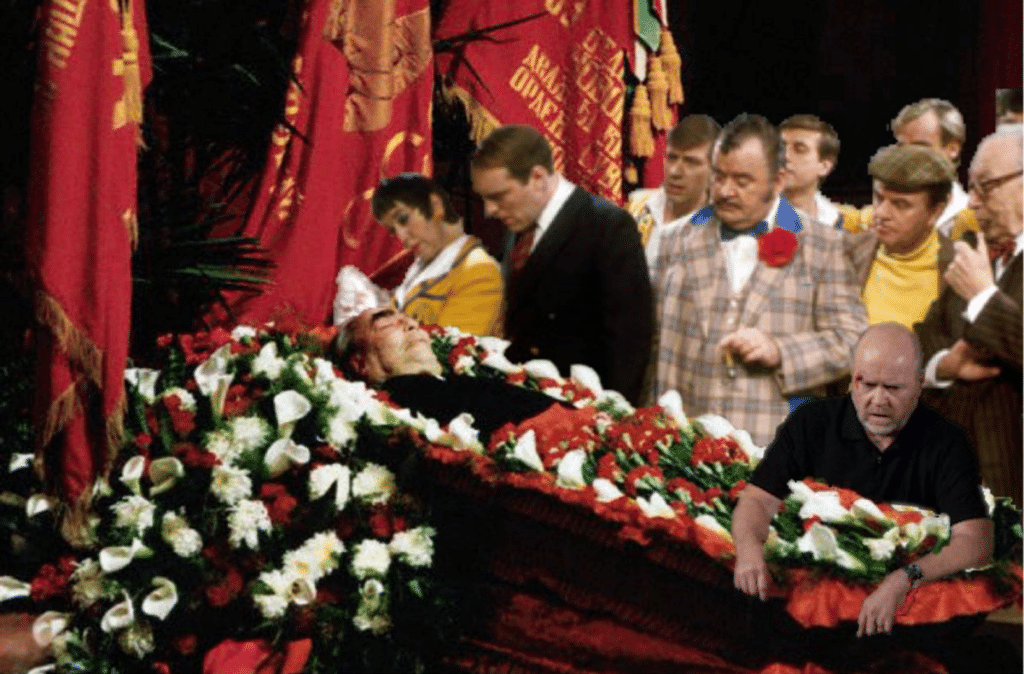 Il feretro di Brezhnev esposto al Cremlino (novembre 1982).