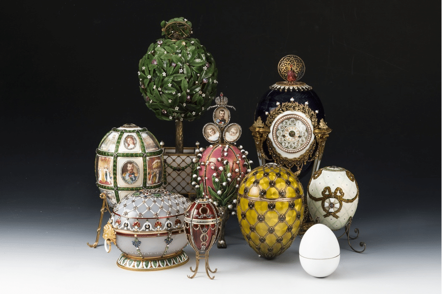 Altre uova di Fabergé in esposizione.