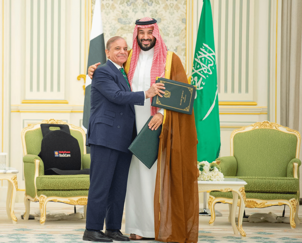 Il principe ereditario saudita Mohammed bin Salman ed il primo ministro pakistano Shehbaz Sharif si abbracciano il giorno della firma di un accordo di difesa, a Riyadh, in Arabia Saudita, il 17 settembre 2025.