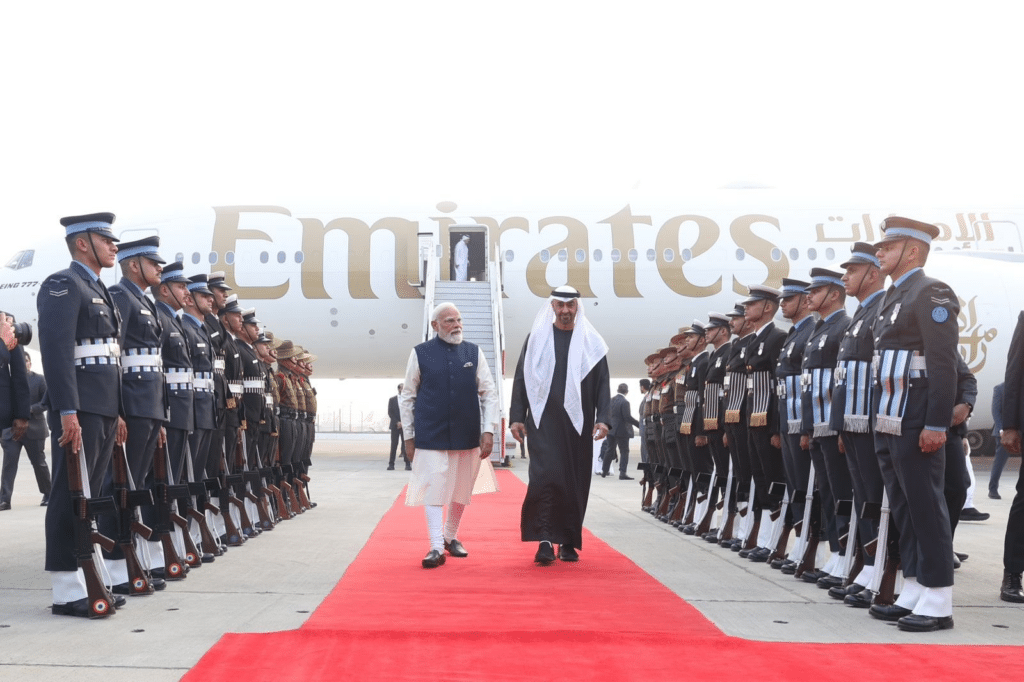 Il Primo Ministro indiano Narendra Modi, a sinistra, cammina con lo sceicco Mohamed bin Zayed Al Nahyan, Presidente degli Emirati Arabi Uniti, al suo arrivo all'aeroporto di Nuova Delhi, in India, lunedì 19 gennaio 2026.