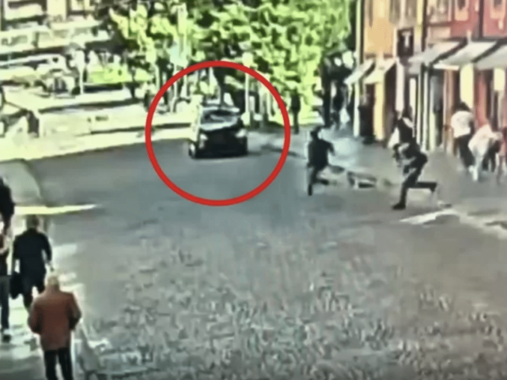Fermoimmagine di una telecamera stradale in cui si evidenzia l'auto giudata da El Koudri lanciata a forte velocità verso i passanti.