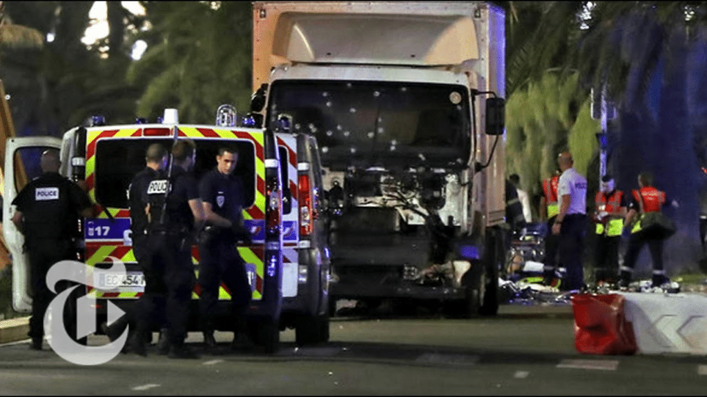 I soccorsi sul luogo dell'attentato di Nizza.
