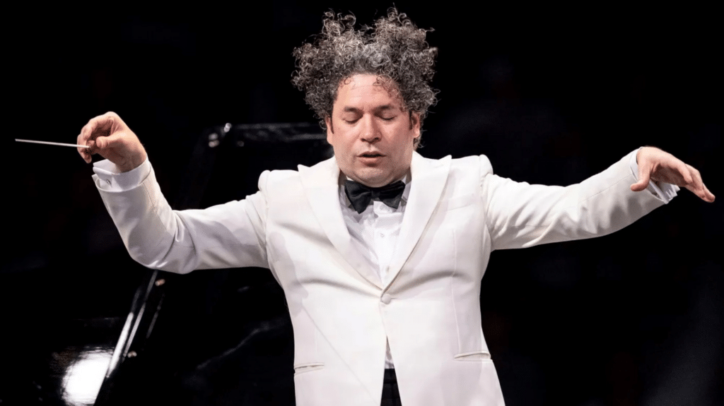 Dudamel mentre dirige "Lo schiaccianoci" all'Accademia Nazionale di Santa Cecilia.