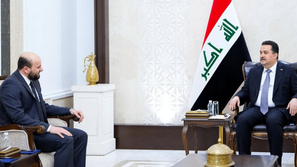 Il primo ministro iracheno (a destra) all'incontro con il ministro dell'Energia siriano Mohammed al-Bashir (a sinistra) per discutere del ripristino della linea ferroviaria Kirkuk-Baniyas (12 agosto 2025).