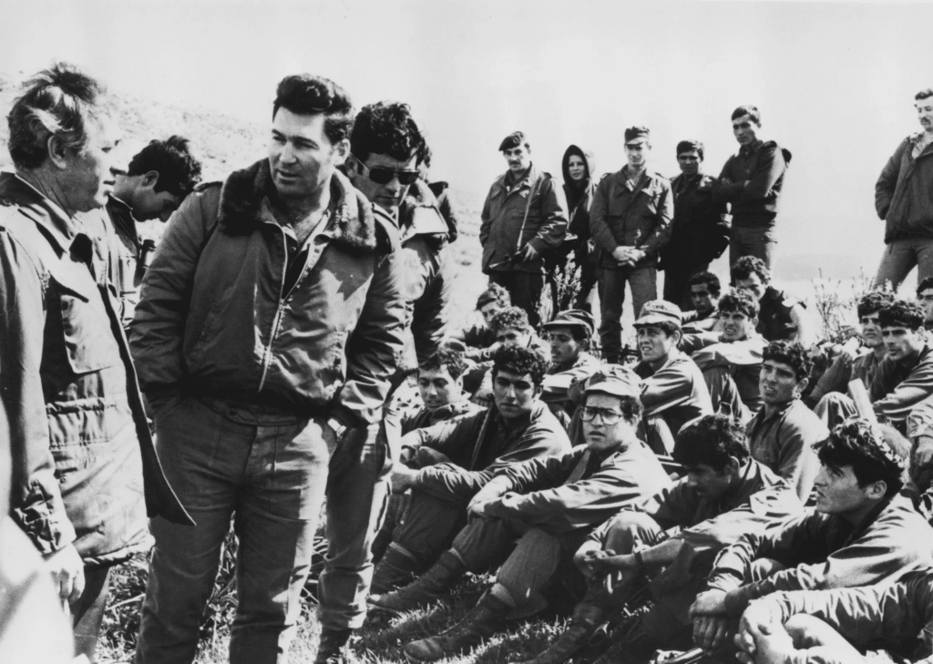 Il ministro della Difesa israeliano Shimon Peres (a sinistra) e il maggiore Dan Shomron (secondo da sinistra) con i paracadutisti israeliani dopo la conclusione dell'Operazione Entebbe nel luglio 1976. (Foto di Keystone/Hulton Archive/Getty Images)