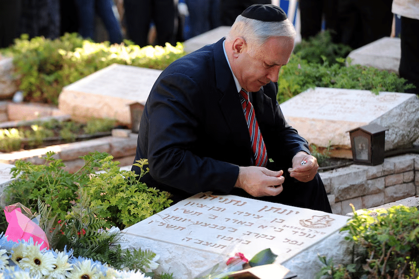 Il primo ministro israeliano Benjamin Netanyahu presso la tomba del fratello Jonathan.