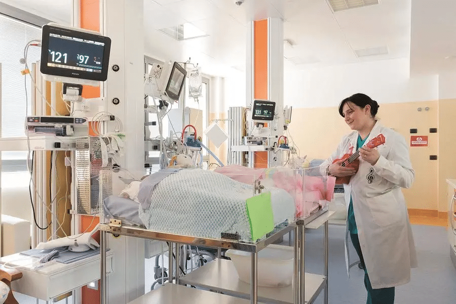 Ospedale di Varese, reparto neonatale: la musica per i bimbi nati prematuri.