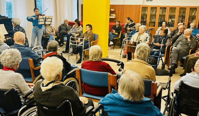 Esibizione musicale in un'RSA di Lecco.