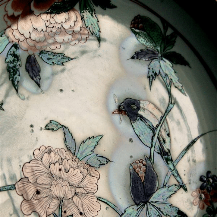 Dettaglio di un vaso di porcellana cinese in cui è possibile apprezzare la precisione e la qualità tecnica dell'artista.