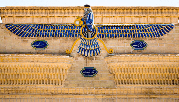 Il Faravahar, un importante simbolo dello zoroastrismo, sulla facciata di un tempio del fuoco a Yazd, in Iran.