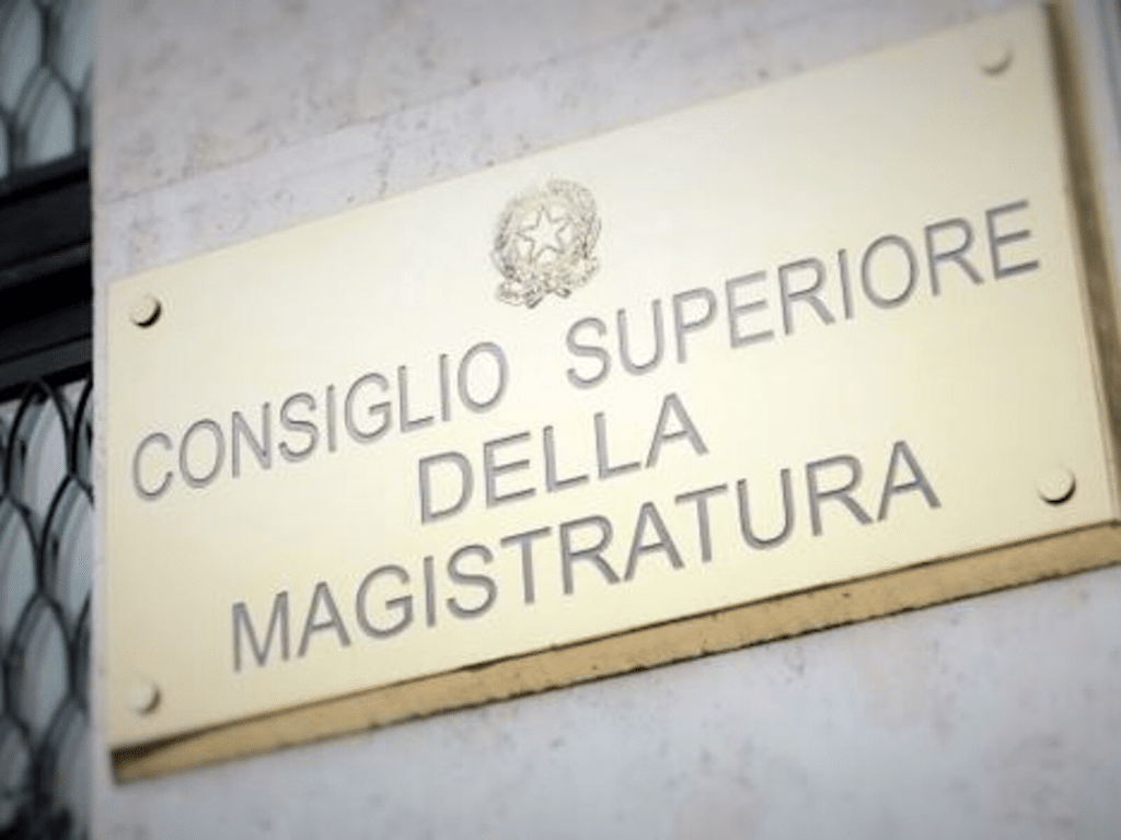 La targa accanto all'ingresso della sede del Consiglio Superiore della Magistratura, palazzo Bachelet, Roma.