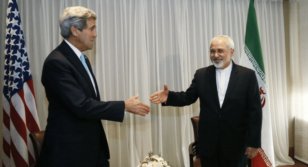 Il ministro degli Esteri iraniano Mohammad Javad Zarif e il Segretario di Stato statunitense John Kerry si stringono la mano a Ginevra il 14 gennaio 2015, data in cui venne siglato il JCPOA.