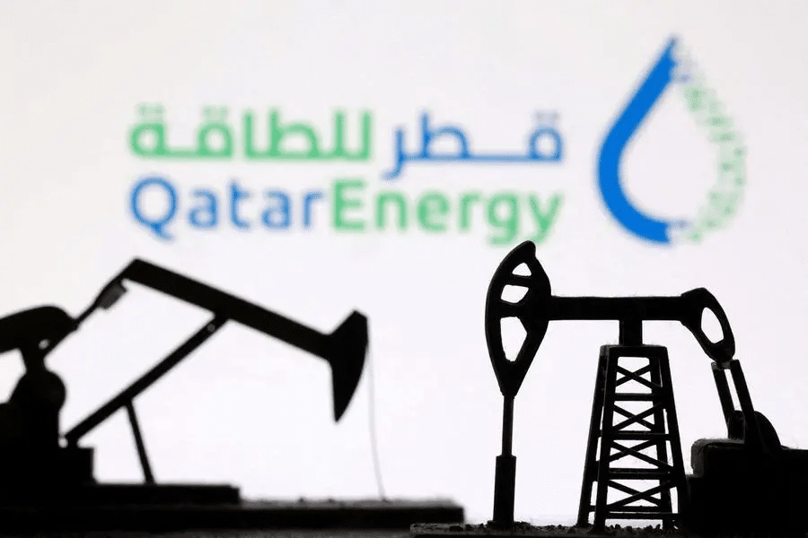 Dall'archivio REUTERS: modelli di martinetti per pompe petrolifere stampati in 3D e - sullo sfondo - il logo do QatarEnergy.
