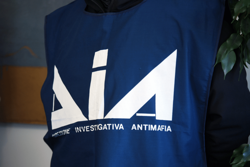 Il gilet di un agente della DIA in servizio.