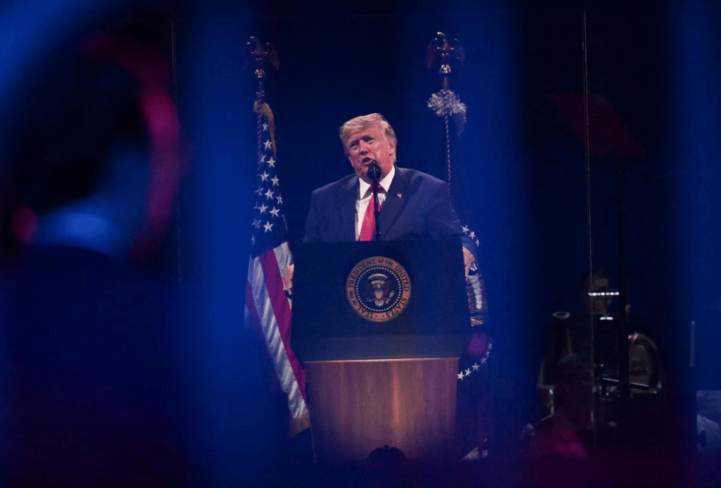 Il presidente Trump durante le celebrazioni per il 250° anniversario della Dichiarazioen di Indipendenza.