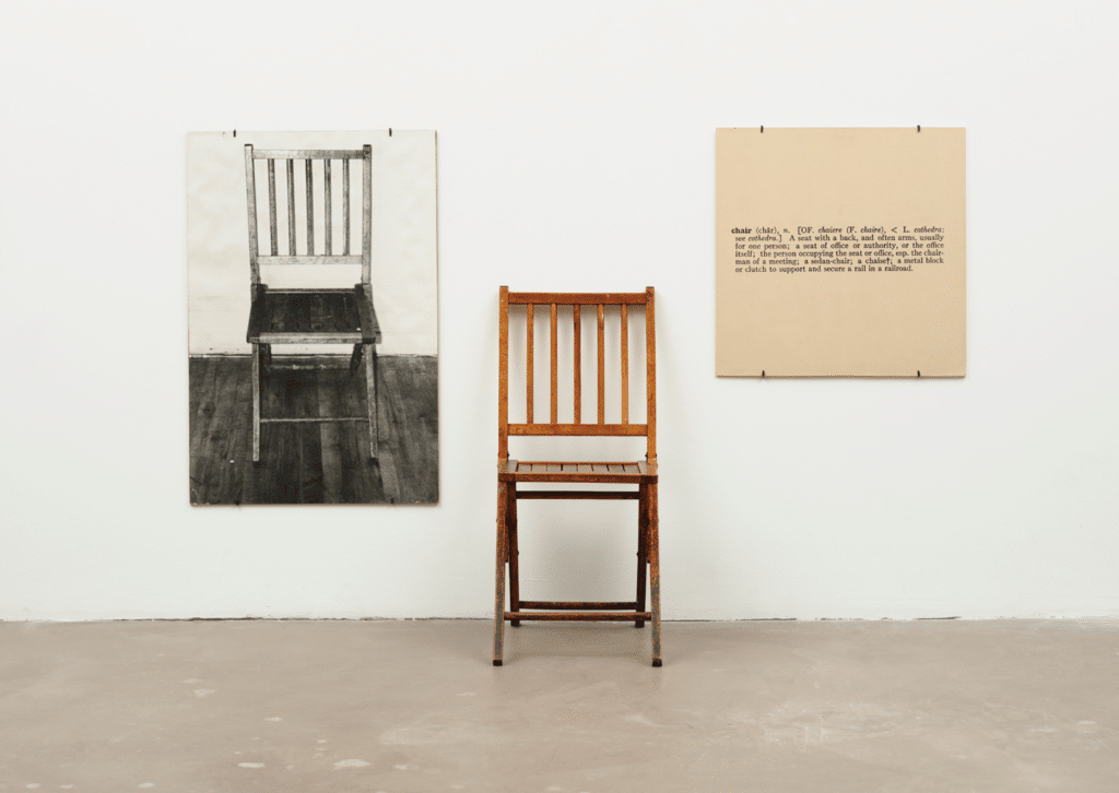 Joseph Kosuth - Una e tre sedie