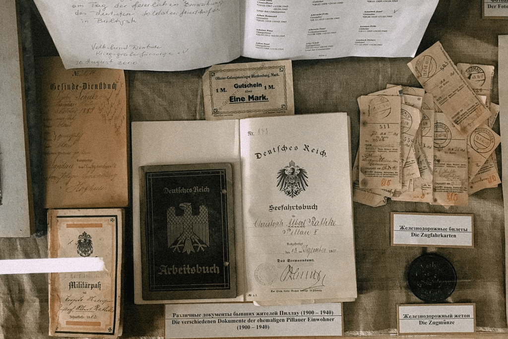 Vari documenti risalenti alla prima metà del secolo scorso: la verifica della documentazione è un'attività essenziale nel processo di validazione dell'autenticità di un'opera d'arte.