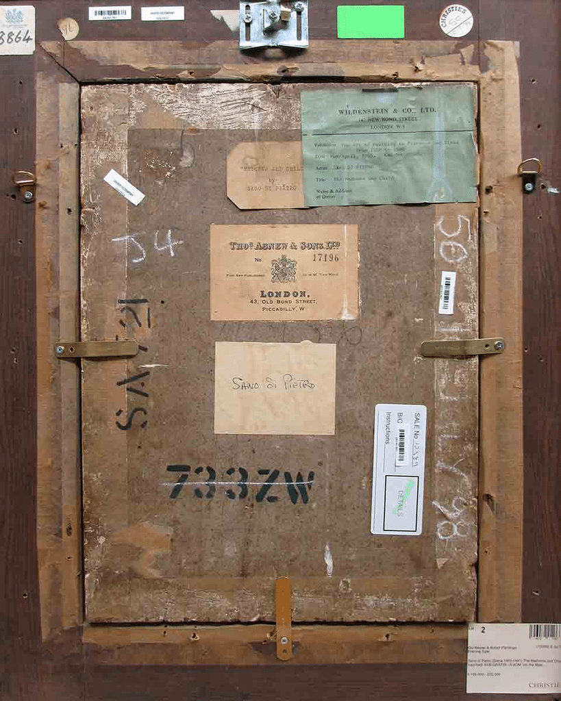 Il retro di un dipinto su tavola incorniciato, che presenta etichette storiche di mostre e aste, inclusi cartellini di Wildenstein & Co., Thomas Agnew & Sons e della casa d'aste Christie's.