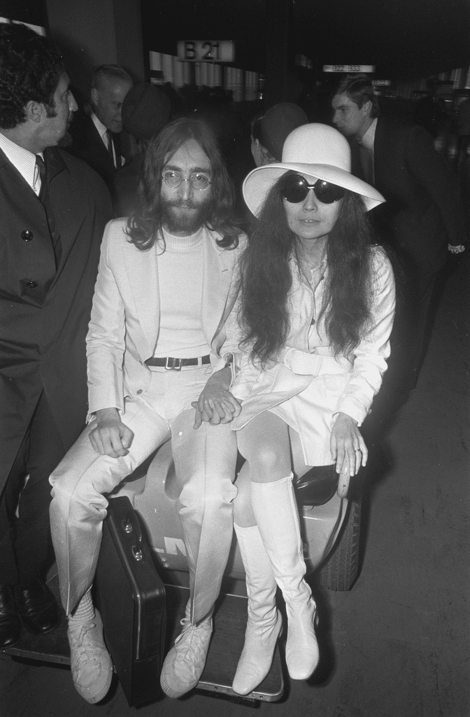 John Lennon e la moglie Yoko Ono lasciano l'aeroporto di Schiphol diretti a Vienna; nella sala partenze, John Lennon e Yoko Ono si trovano su un carrello della KLM.(31 marzo 1969).
