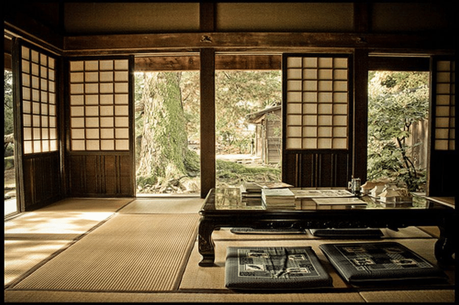 Un interno tradizionale giapponese si apre sul giardino attraverso pannelli scorrevoli, trasformando luce, tatami e paesaggio in un unico spazio abitato.