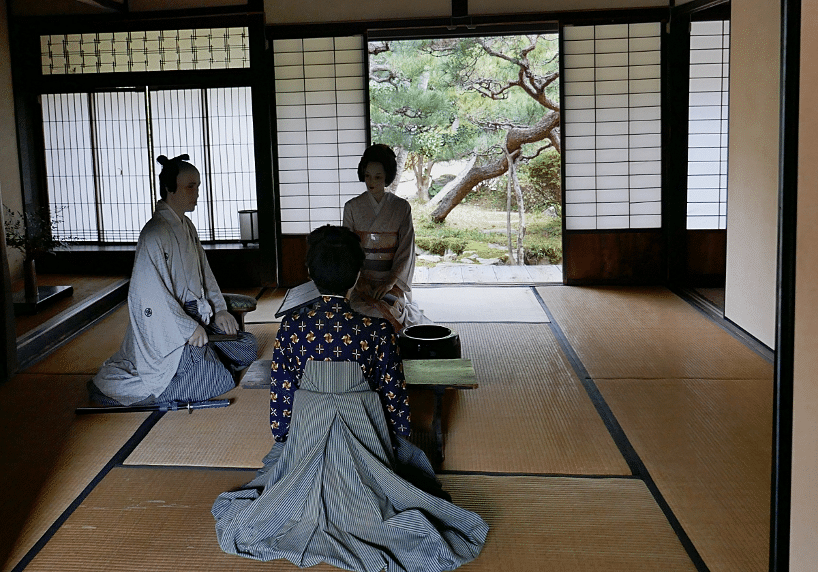 Ricostruzione di un interno tradizionale: tatami modulari e shōji scorrevoli definiscono spazi flessibili, aperti alla luce e al giardino.