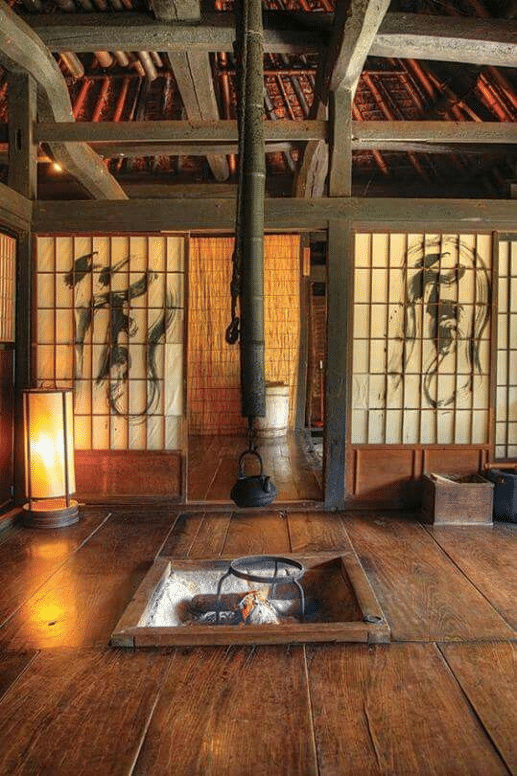 L’irori, focolare quadrato incassato nel pavimento, riuniva cucina, riscaldamento e illuminazione al centro della vita domestica.