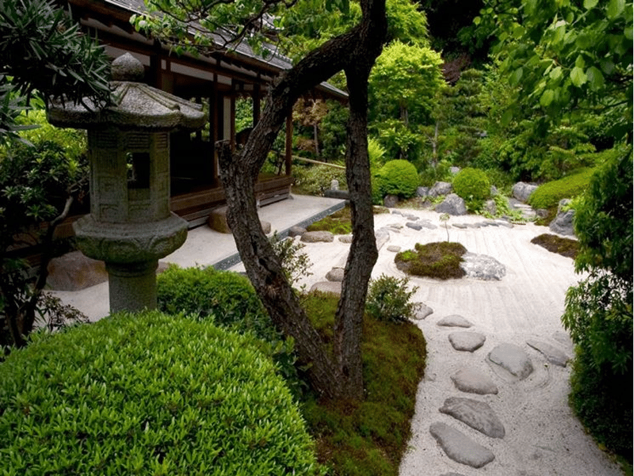1. Casa e giardino compongono un unico equilibrio: percorsi, vegetazione, luce e orientamento traducono nello spazio i principi del ka-so.