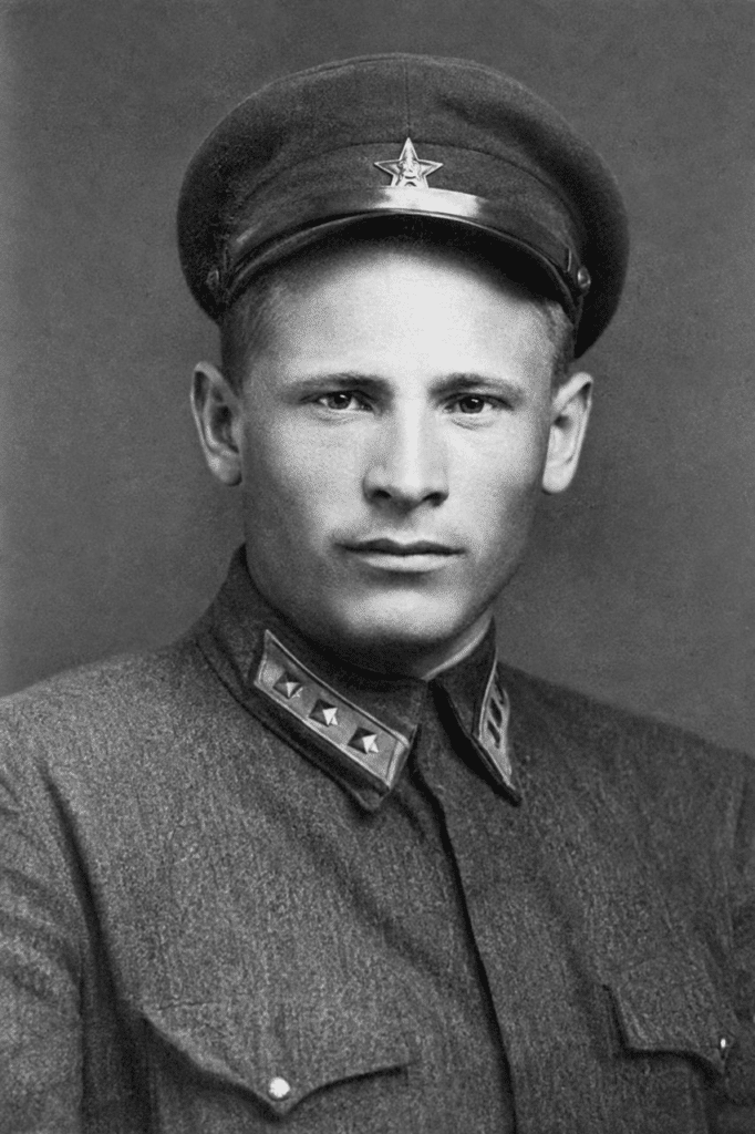 Konstantin Chernenko, durante il servizio nel 49º distaccamento di frontiera tra il 1931 e il 1933, presso il posto Khorgos, al confine tra la RSS Kazaka e la Cina.