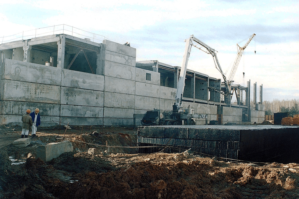 La chiusira del lago Karachay con blocchi di cemento (1978 - 1986).