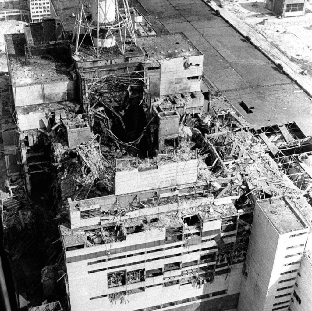 Il Reattore n° 4 della centrale nucleare di Chernobyl dopo l’incidente