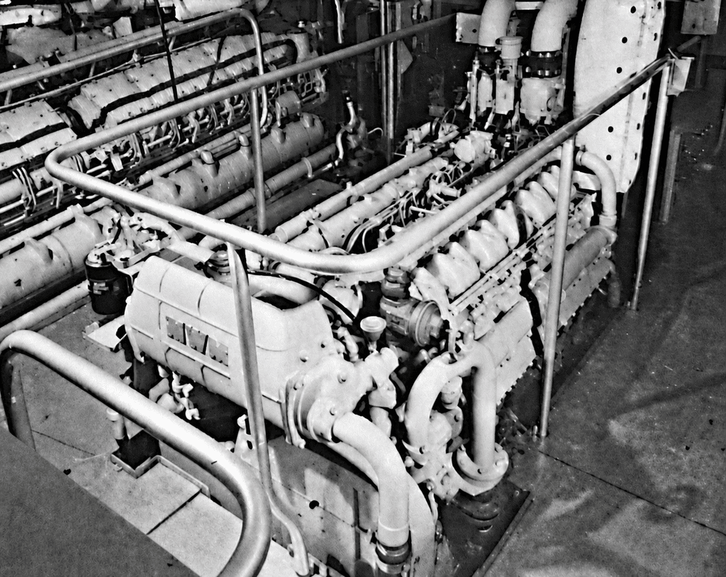 L’impianto elettrico della COMBATTANTE comprende tre alternatori diesel, due quadri di comando riforniti dai tre impianti o dalla rete a terra, quattro trasformatori da 440V/115V–60Hz per l’illuminazione e per operare l’elettronica, due impianti da 115V/400 Hz per il sistema d’armi e due batterie–accumulatori sotto i 24V per le luci d’emergenza.