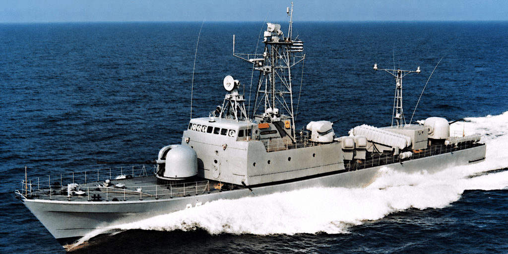 Il sistema Thomson CSF VEGA II è installato a bordo di questo COMBATTANTE III della Marina greca. Esso è armato con II OTO Melara COMPATTO da 76/62 mm, II Oerlikon GCM-A 02 (IV · 30/90 mm), e IV contenitori-lanciatori per l’Aerospatiale MM-38 EXOCET SSM.