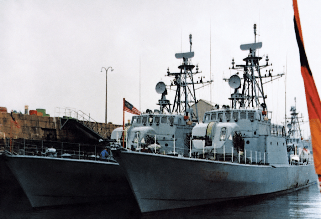 Due delle quattro COMBATTANTE II fornite alla Malaysia, la PERDANA (P3501) e la GANAS (P3503): sono armate con I cannone Bofors da 57 mm e I Bofors AA da 40/70 mm, con un’autonomia di 800 nm a 25 nodi.