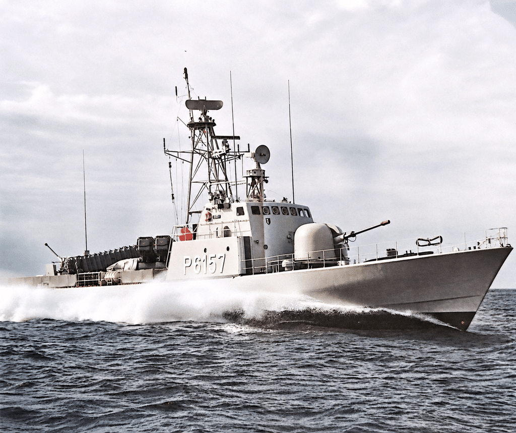 Una nave di classe COMBATTANTE solca rapidamente le acque in mare aperto.