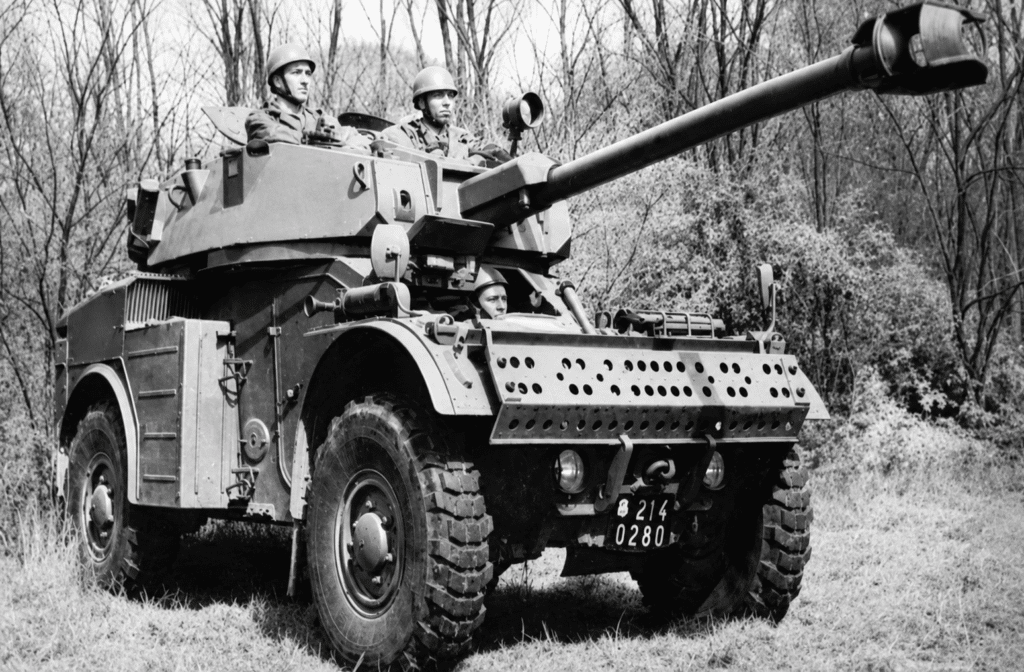 Un Panhard AML con torretta H90, che monta una mitragliatrice coassiale da 7,5 mm. In totale 650 AML sono in servizio. Il cannone D 921 da 90 mm spara proiettili HEAT, con eletta stabilizzata, che hanno un peso di 7,077 kg e un raggio effettivo da 1.200 a 1.500 m.