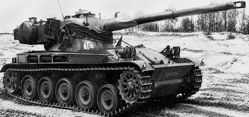 Il carro leggero AMX-13: malgrado sia un po' "vecchio", ci sono ancora oltre AMX-13 in servizio con l'Armee de Terre, armati con cannoni da 75 mm, 90 mm e 105 mm. Il proiettile HEAT dal cannone da 90 mm penetra 320 mm di corazzatura a un angolo di 0 gradi o 120 mm di corazzatura a 60 gradi.