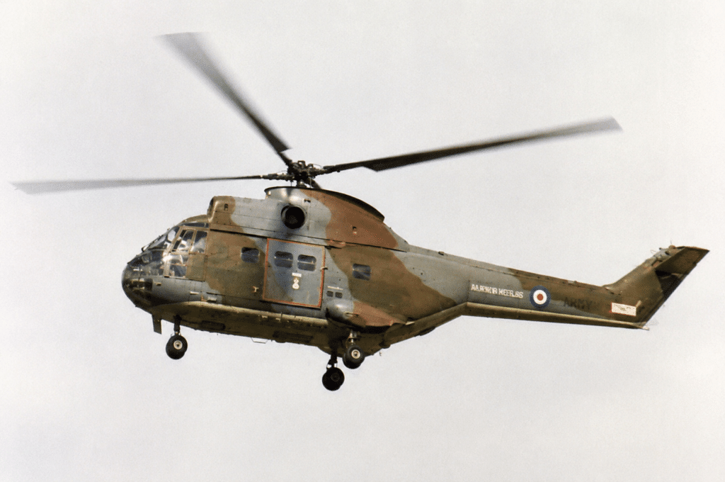 L'Aerospatiale SA 330B è in servizio con l'ALAT: 16 - 20 soldati, pienamente equipaggiati possono essere trasportati e c'è un portellone nel pavimento, sotto la linea ventrale del rotore principale per il trasporto di carichi fino a 3.000 kg, con una braga montata all'interno.