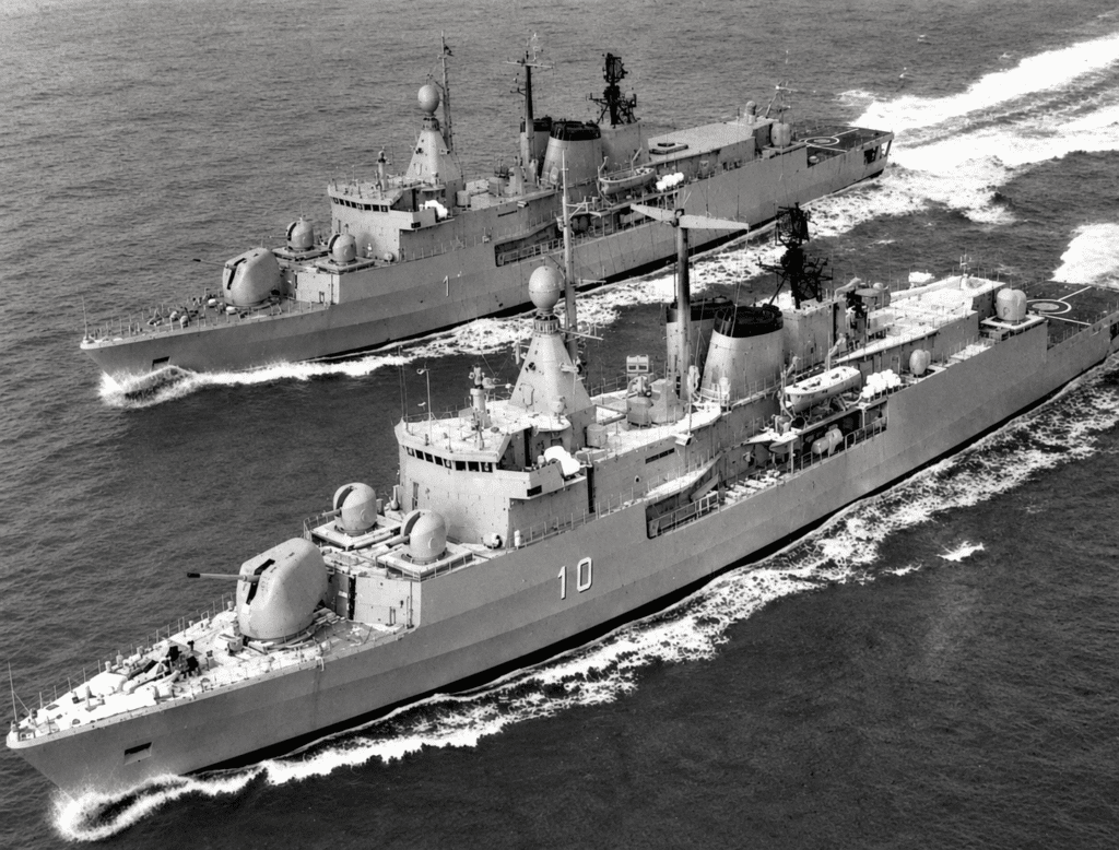 Due MEKO 350 H2 dell'Armada Argentina: l'AIRANTE BROWN (D3) in primo piano e LA ARGENTINA (D4). Queste imbarcano VIII Aerospatiale MM 40 EXOCET SSM (IV X 2) come armamento principale e un sistema ALBATROS SAM (VIII X 1), 1 cannone OTO Melara da 127 mm, e VIII cannoni Breda-Bofors AA da 40 mm, VI T/ASM ILAS-3 e elicotteri WG 13 LUNX ASW.